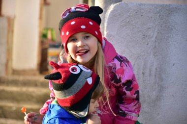 Çocuklar oyun bahçesinde oynarlar.,