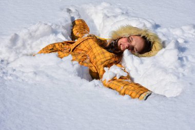 Kız iyi eğlenceler açık havada karda 