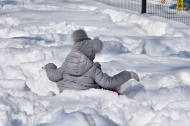 Çocuklar karda oynuyor.