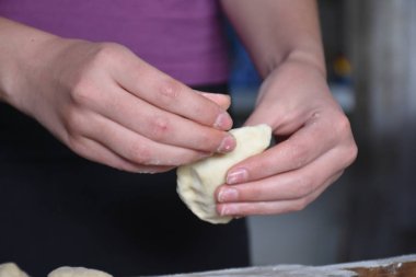 Kadın lahana dolu turtalar yapıyor. 