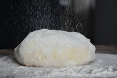 Kadın elleriyle hamur yoğurur.