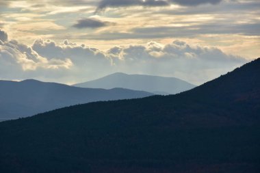 arka planda dağların güzel sahne 