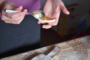 Kadın lahana dolu turtalar yapıyor. 