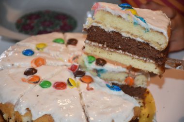 Masadaki çikolatalı pasta. 