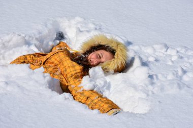 Kız iyi eğlenceler açık havada karda 