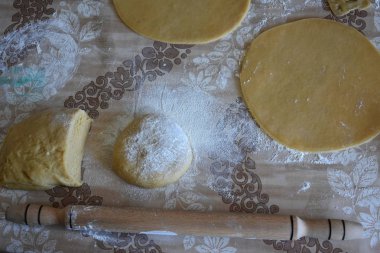 Çiğ hamur ve eller masaya.