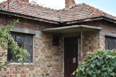 Eski ev yıkılıyor.