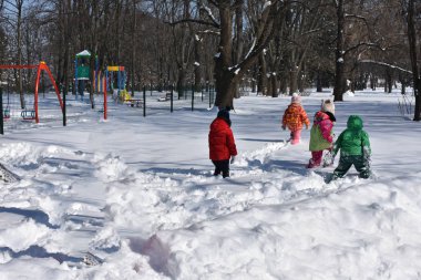Çocuklar karda oynuyor.