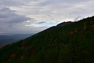 arka planda dağların güzel sahne 