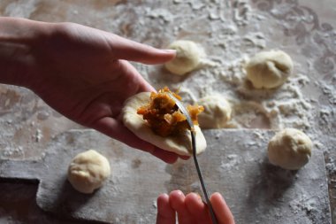 kızarmış lahana ile turta hazırlama 