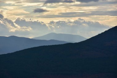 arka planda dağların güzel sahne 
