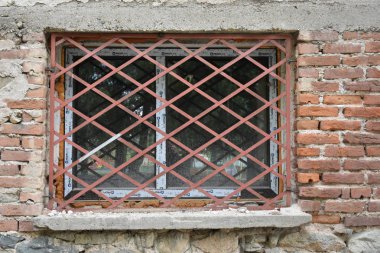 Duvarda nesneler ve bir pencere inşa etmek