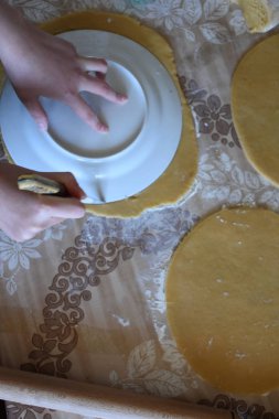 Çiğ hamur ve eller masaya.