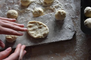 kızarmış lahana ile turta hazırlama 