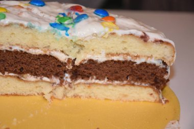 Masadaki çikolatalı pasta. 