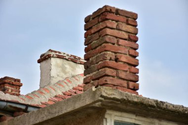 Köy evinin çatısında fayans var.