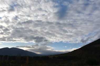 dağlar ve gökyüzü arka plan üzerinde güzel sahne