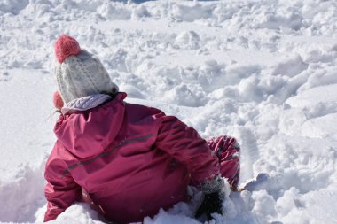 Çocuklar karda oynuyor.