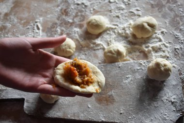 kızarmış lahana ile turta hazırlama 