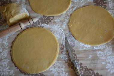 Çiğ hamur ve eller masaya.