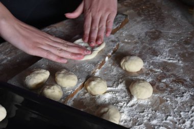 Kadın lahana dolu turtalar yapıyor. 