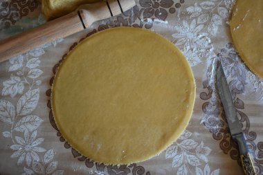 Çiğ hamur ve eller masaya.