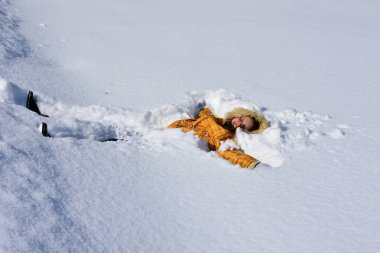 Kız iyi eğlenceler açık havada karda 