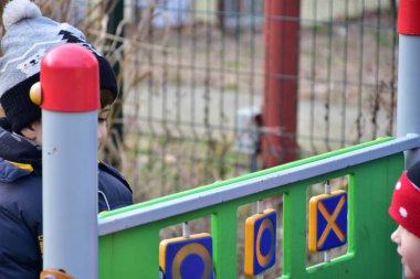 Çocuk oyun parkında oynuyor.,