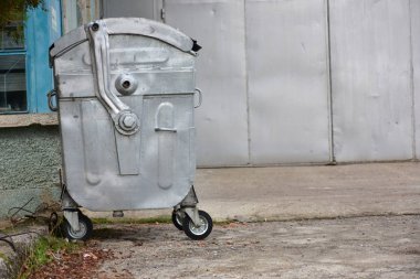 Parktaki siyah ve demir çöpler,