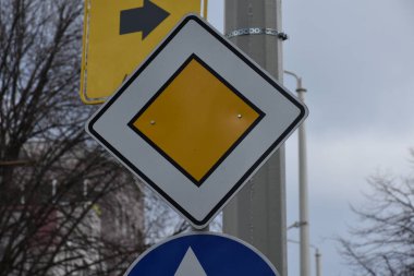 şehirde yol işareti 