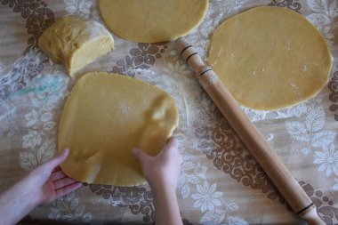 Çiğ hamur ve eller masaya.
