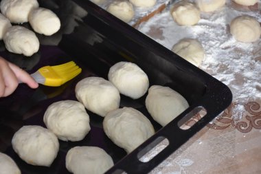 Kadın lahana dolu turtalar yapıyor. 