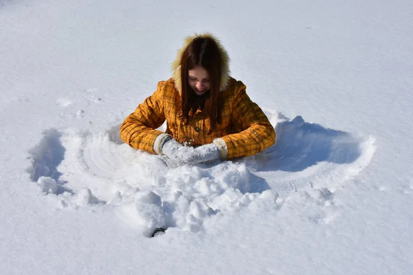 Дівчина Розважається Відкритому Повітрі Снігу — стокове фото