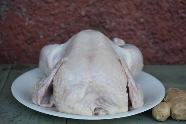 Frisches Rohes Huhn Auf Einem Hintergrund — Stockfoto