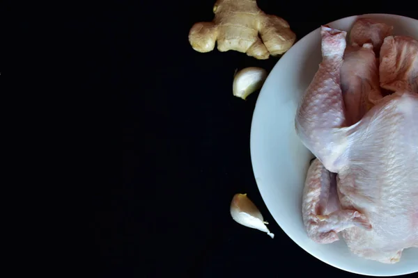 Poulet Cru Frais Sur Fond Noir — Photo