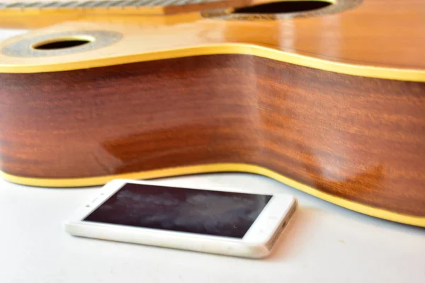 Close Shot Acoustic Guitar Mobile Phone White Wall — ストック写真