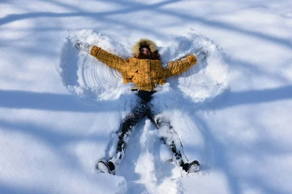 Дівчина Робить Сніговий Ангел — стокове фото