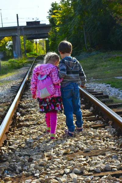 Flicka Och Pojke Järnvägen — Stockfoto