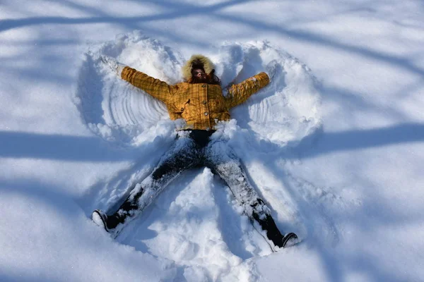 Meisje Maken Sneeuw Engel — Stockfoto