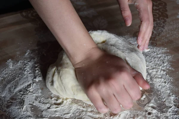 Frau Knetet Teig Mit Den Händen — Stockfoto