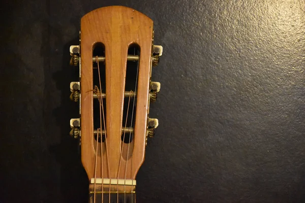 ブラックを基調とした木製ギター — ストック写真