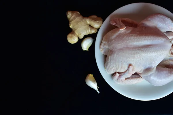 Poulet Cru Frais Sur Fond Noir — Photo