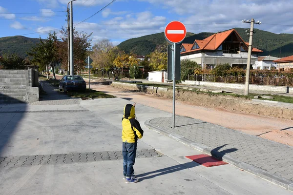 少年は道路標識の近くに立っています — ストック写真