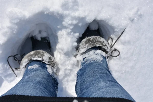 Persoon Die Laarzen Draagt Diepe Sneeuw Staat — Stockfoto