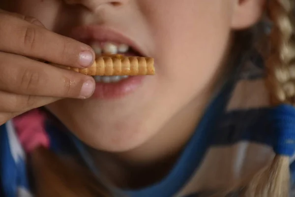 小さな女の子の食べるクッキーをクローズ アップ — ストック写真