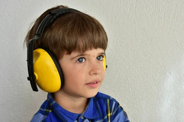 Portret Van Een Jongen Een Witte Achtergrond — Stockfoto