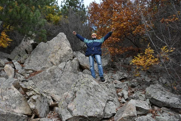 Young Man Autumn Mountains Background Mountain Guy Holding Hands Backpack — Stockfoto