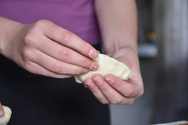 Frau Backt Kuchen Mit Kohl — Stockfoto