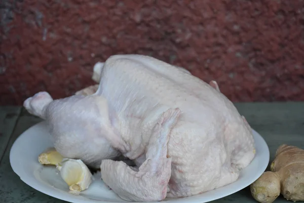 Frisches Rohes Huhn Auf Einem Hintergrund — Stockfoto