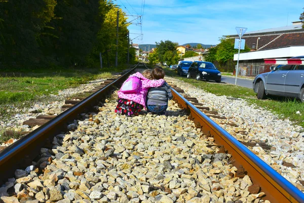 鉄道の女の子と男の子は — ストック写真